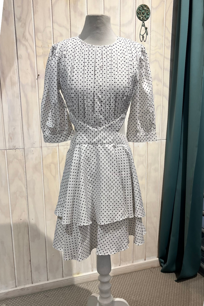 VESTIDO MINI CON CORTE EN LA CINTURA DE PUNTOS BLANCO TALLA XS