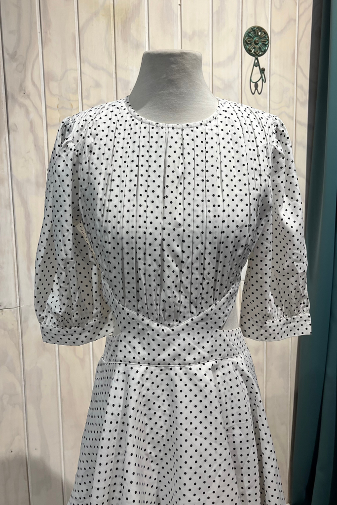 VESTIDO MINI CON CORTE EN LA CINTURA DE PUNTOS BLANCO TALLA XS