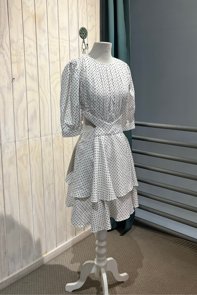 VESTIDO MINI CON CORTE EN LA CINTURA DE PUNTOS BLANCO TALLA XS