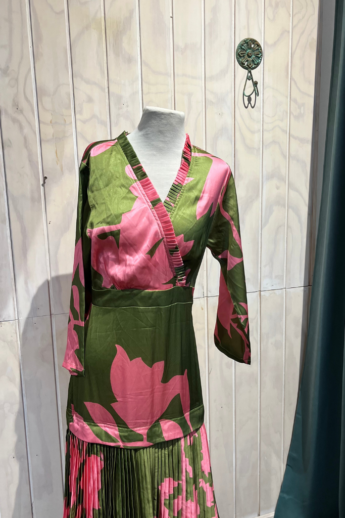 VESTIDO MAXI VERDE CON FLORES ROSADAS MANGA LARGA TALLA XS/S