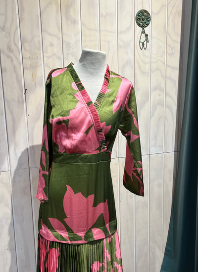 VESTIDO MAXI VERDE CON FLORES ROSADAS MANGA LARGA TALLA XS/S