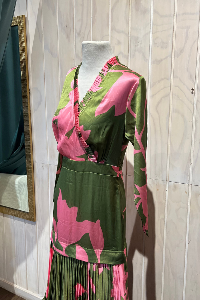 VESTIDO MAXI VERDE CON FLORES ROSADAS MANGA LARGA TALLA XS/S