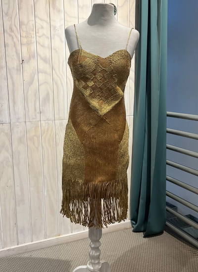 VESTIDO MINI BORDADO DORADO TALLA XS