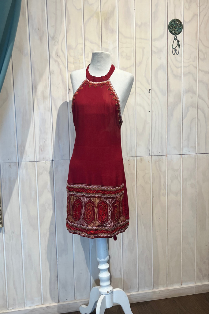 VESTIDO MINI ROJO CON MOSTACILLOS TALLA XS (DETALLES AL COSTADO)
