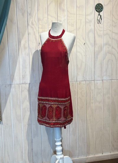 VESTIDO MINI ROJO CON MOSTACILLOS TALLA XS (DETALLES AL COSTADO)