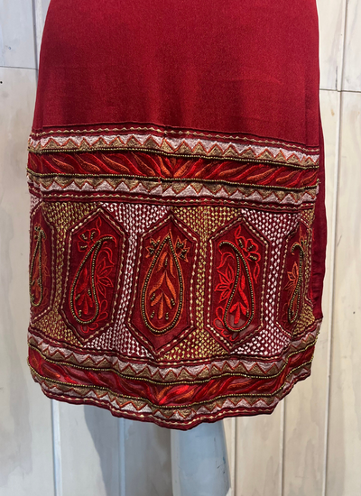 VESTIDO MINI ROJO CON MOSTACILLOS TALLA XS (DETALLES AL COSTADO)